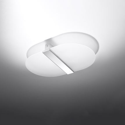 Vue de dessous du plafonnier ovale en verre blanc, forme arrondie et finition chromée.