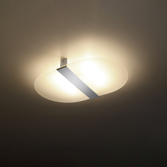 Vue de profil du plafonnier ovale en verre, boîtier fin et fixation au plafond.