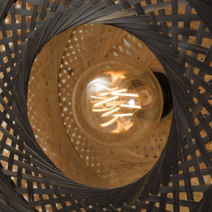 Intérieur du plafonnier Palawan montrant le tressage en bambou clair et le jeu de lumière de l'ampoule