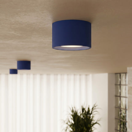 Plafonnier Pastille bleu outremer, intérieur contemporain