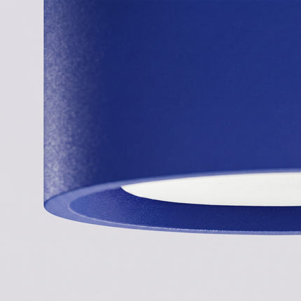 Plafonnier Pastille bleu outremer, packshot de trois quarts