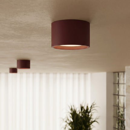 Plafonnier Pastille bordeaux, intérieur contemporain