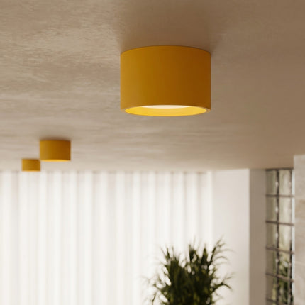 Plafonnier Pastille jaune ambré, intérieur contemporain