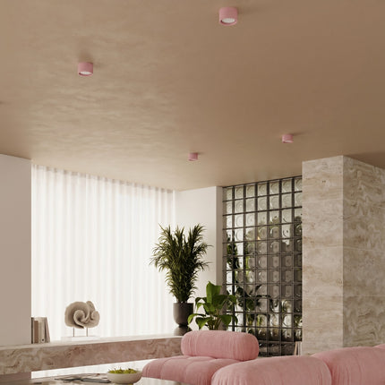 Plafonnier Pastille rose poudré, au-dessus d'un plan de travail