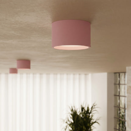 Plafonnier Pastille rose poudré, intérieur contemporain