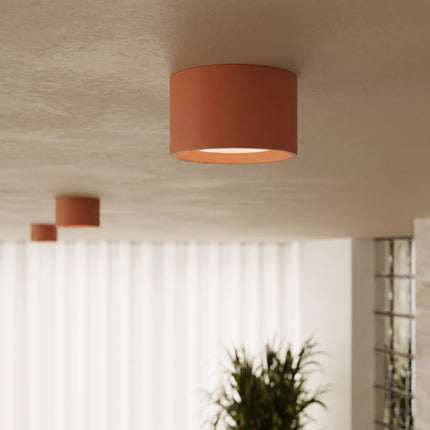 Plafonnier Pastille rouge ocre, intérieur contemporain