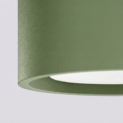 Plafonnier Pastille vert olive, packshot de trois quarts