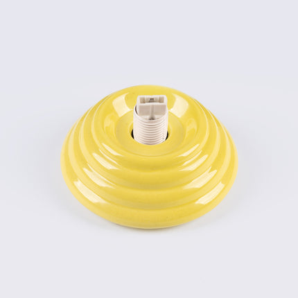 plafonnier perle céramique jaune ambré ip44, vue sur fond coloré
