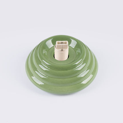plafonnier perle céramique vert olive ip44, vue sur fond coloré