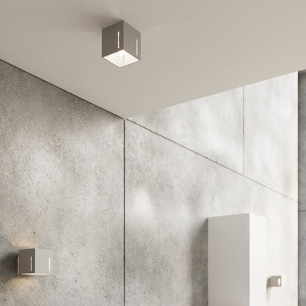 Plafonnier Pixar gris en aluminium gros plan sur la source lumineuse