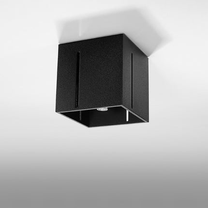 Plafonnier Pixar noir en aluminium dans un salon contemporain