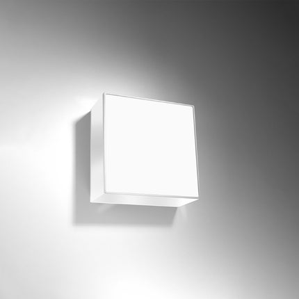 Plafonnier Plateforme carré 25 blanc éclairant un couloir