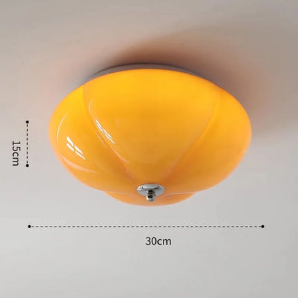 Plafonnier LED rétro pointe en verre dans une chambre à l'ambiance vintage