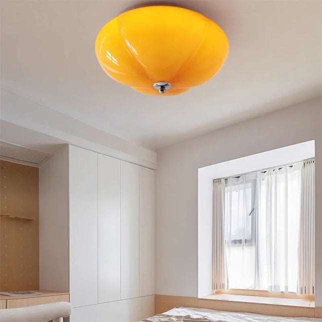 Plafonnier LED rétro pointe en verre éclairant un salon chaleureux