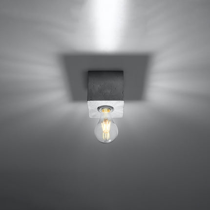 Plafonnier Pure Cube en béton allumé, ampoule à filament visible