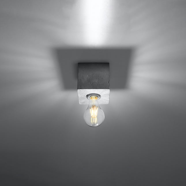 Plafonnier Pure Cube en béton allumé, ampoule à filament visible