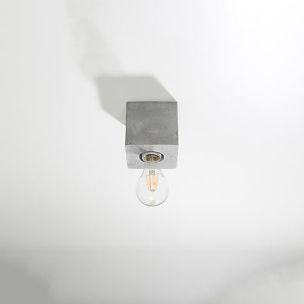 Plafonnier Pure Cube en béton fixé au plafond, vue en angle, éteint