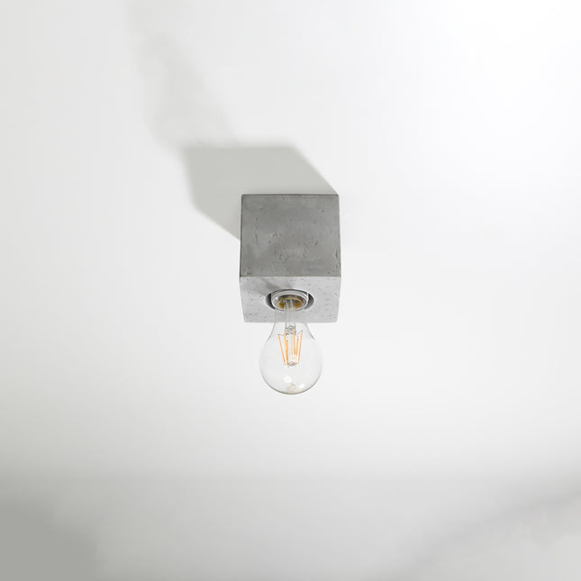 Plafonnier Pure Cube en béton fixé au plafond, vue en angle, éteint