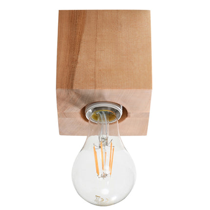 Gros plan du cube en bois naturel et de sa douille E27 blanche avec ampoule filament, fond blanc.