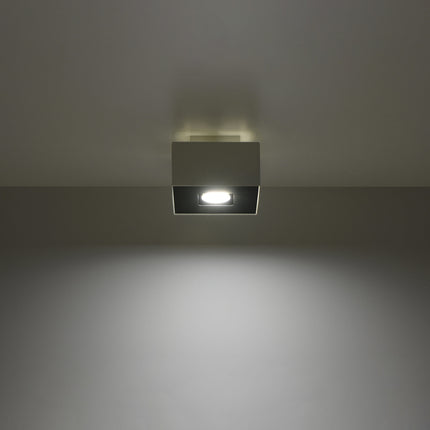 Plafonnier Raffiné blanc projetant un faisceau de lumière vers le bas