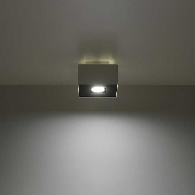 Plafonnier Raffiné blanc projetant un faisceau de lumière vers le bas