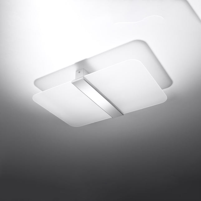 Vue de dessous du plafonnier rectangulaire en verre blanc, angles arrondis et chrome.