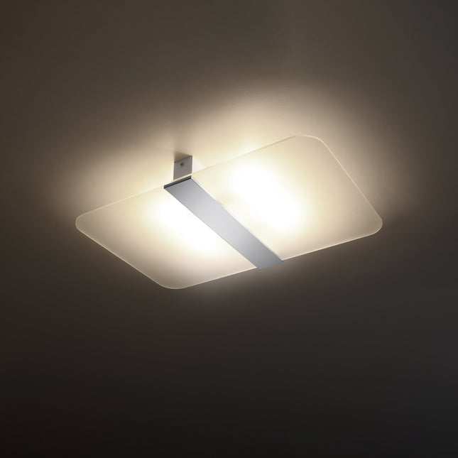 Vue de profil du plafonnier rectangulaire en verre, boîtier fin et fixation au plafond.