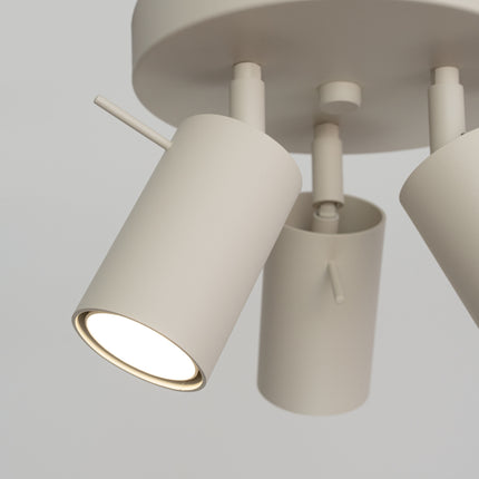 plafonnier rond 3 spots orientables beige, vue sur fond coloré