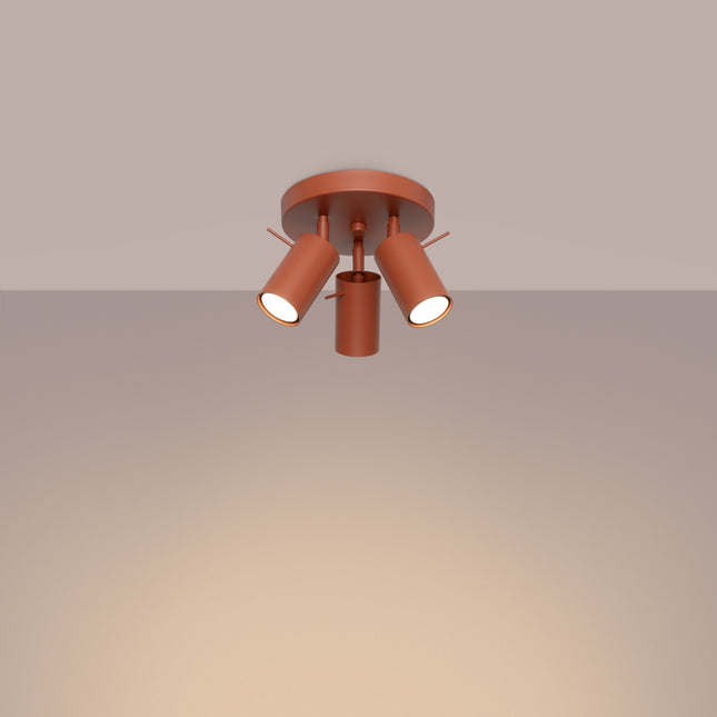 plafonnier rond 3 spots orientables rouge ocre, lumière allumée