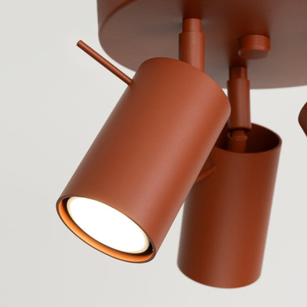 plafonnier rond 3 spots orientables rouge ocre, vue sur fond coloré