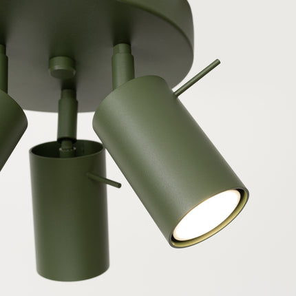 plafonnier rond 3 spots orientables vert olive, vue sur fond coloré