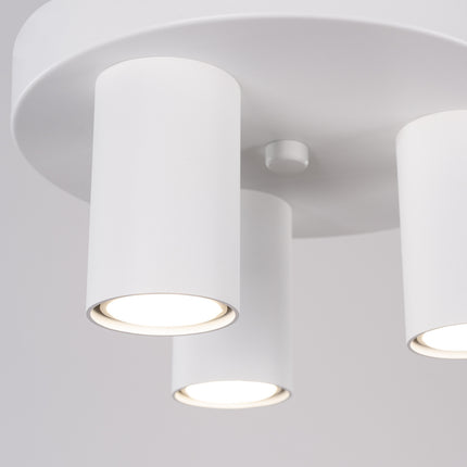 plafonnier rond 3 tubes blanc, vue sur fond coloré