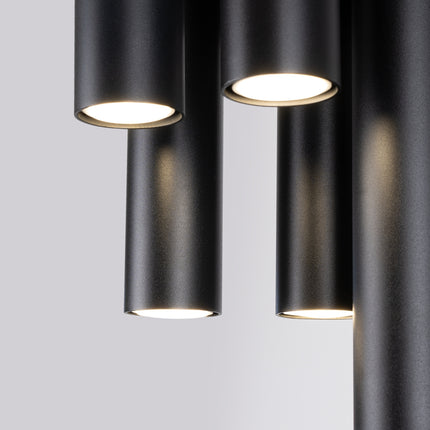 plafonnier rond 5 tubes cascade noir, vue sur fond coloré