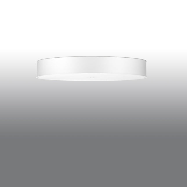 Plafonnier rond en tissu blanc de 100 cm monté au ras d'un plafond clair, vue de trois quarts
