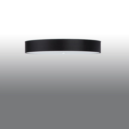Plafonnier rond en tissu noir de 100 cm monté au ras d'un plafond clair, vue de trois quarts