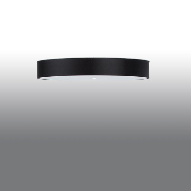 Plafonnier rond en tissu noir de 100 cm monté au ras d'un plafond clair, vue de trois quarts