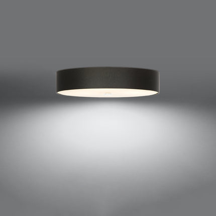 Plafonnier rond en tissu noir de 60 cm, abat-jour tambour et diffuseur en verre, allumé sur fond gris