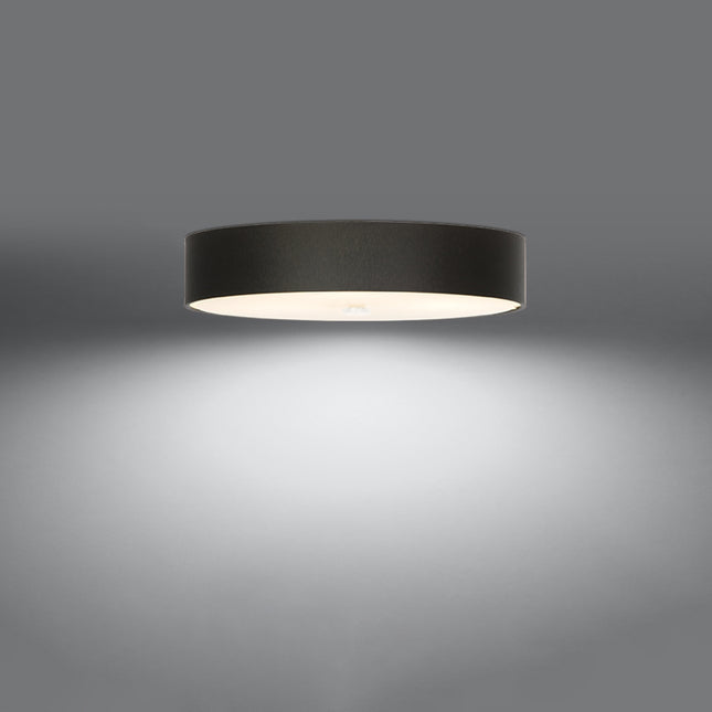 Plafonnier rond en tissu noir de 60 cm, abat-jour tambour et diffuseur en verre, allumé sur fond gris