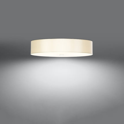 Plafonnier rond en tissu blanc de 70 cm, abat-jour tambour et diffuseur en verre, allumé sur fond gris