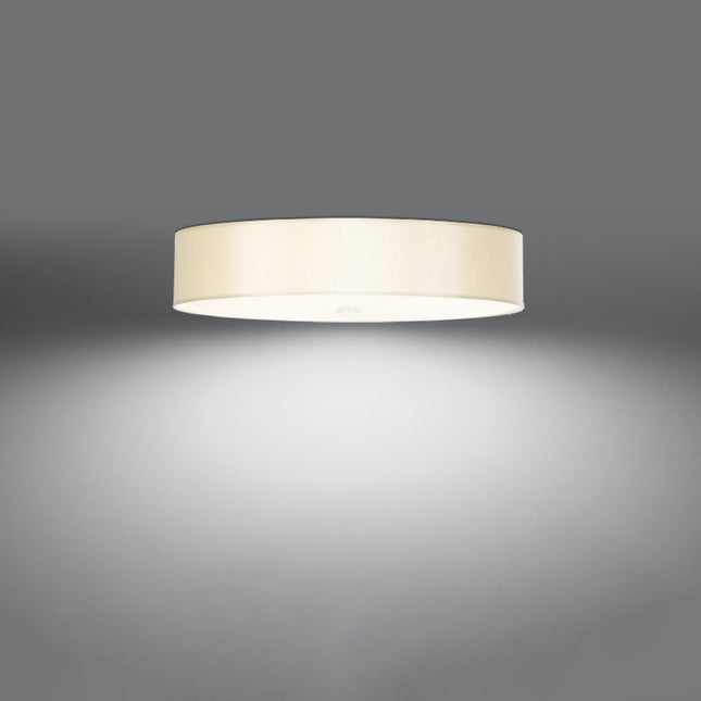 Plafonnier rond en tissu blanc de 70 cm, abat-jour tambour et diffuseur en verre, allumé sur fond gris