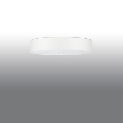 Plafonnier rond en tissu blanc de 70 cm monté au ras d'un plafond clair, vue de trois quarts