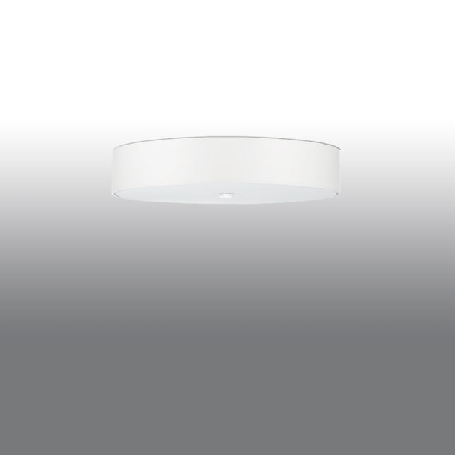 Plafonnier rond en tissu blanc de 70 cm monté au ras d'un plafond clair, vue de trois quarts