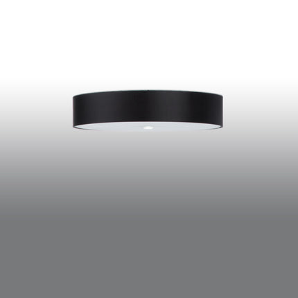 Plafonnier rond en tissu noir de 70 cm monté au ras d'un plafond clair, vue de trois quarts