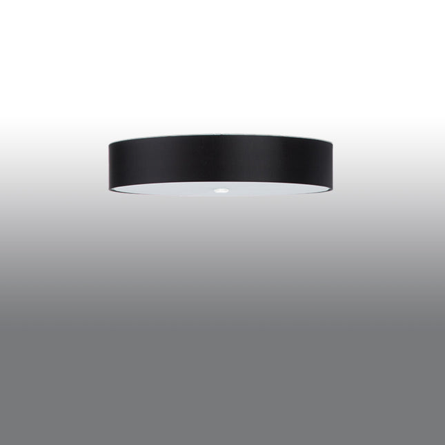 Plafonnier rond en tissu noir de 70 cm monté au ras d'un plafond clair, vue de trois quarts