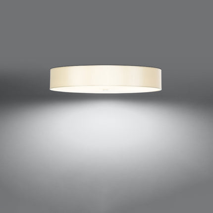 Plafonnier rond en tissu blanc de 80 cm, abat-jour tambour et diffuseur en verre, allumé sur fond gris