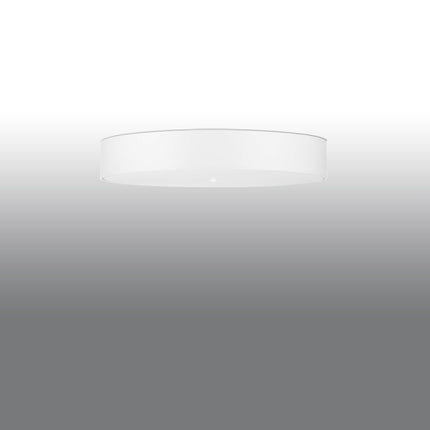 Plafonnier rond en tissu blanc de 80 cm monté au ras d'un plafond clair, vue de trois quarts