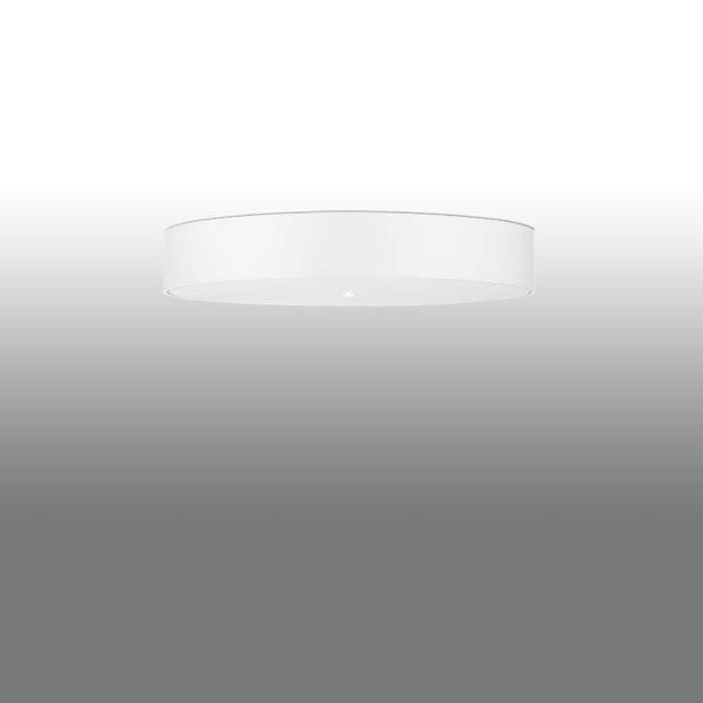Plafonnier rond en tissu blanc de 80 cm monté au ras d'un plafond clair, vue de trois quarts