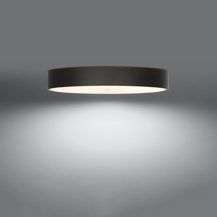 Plafonnier rond en tissu noir de 90 cm, abat-jour tambour et diffuseur en verre, allumé sur fond gris