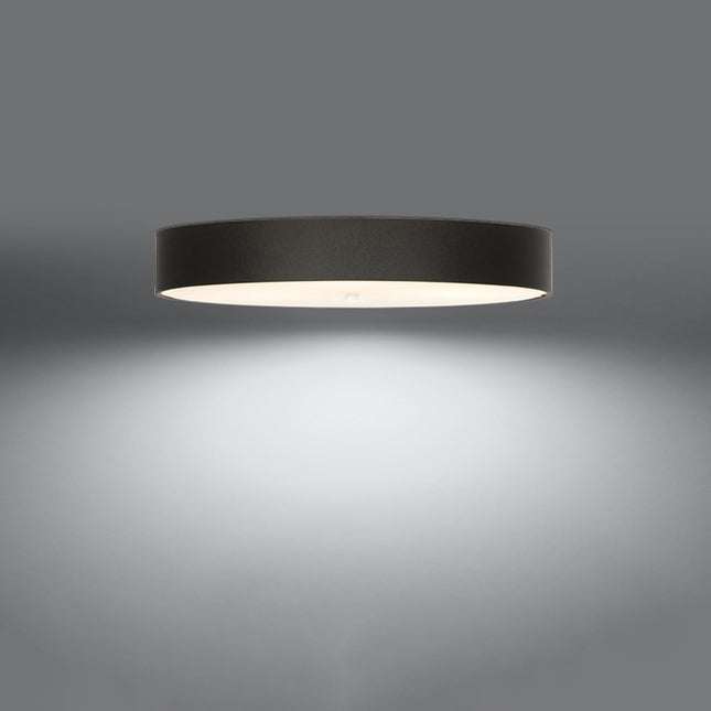Plafonnier rond en tissu noir de 90 cm, abat-jour tambour et diffuseur en verre, allumé sur fond gris