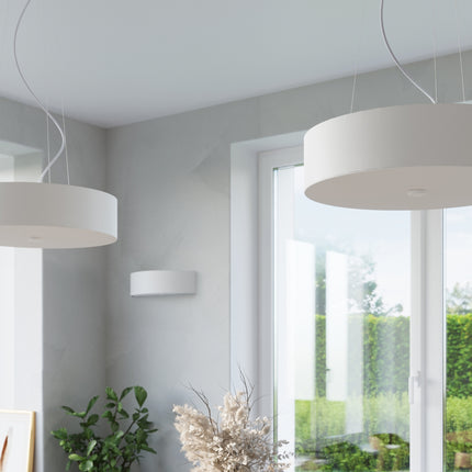 Plafonniers ronds tissu blanc près d'une baie vitrée dans un intérieur lumineux